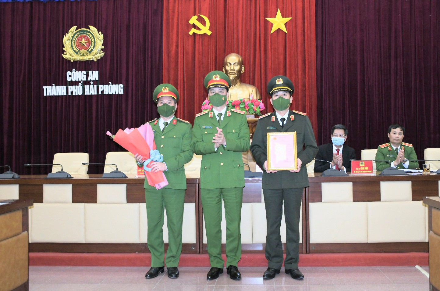 Khen thưởng các lực lượng Công an truy bắt được đối tượng cướp tài sản tại Phòng Giao dịch Vietcombank Đình Vũ, quận Hải An